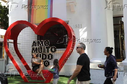 Decoração de coração e arco-íris LGBT em comércio na Av. Paulista