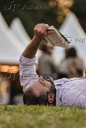 Movimentação durante o sétimo dia da Feira do Livro