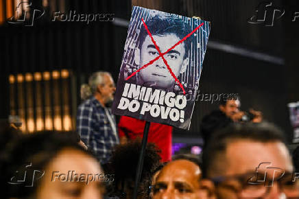 Manifestantes protestam pela taxação de super ricos na Avenida Paulista