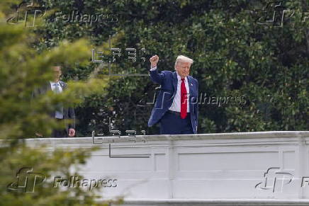 US President Donald J. Trump tours the roof at the White House