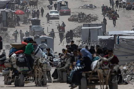 Displaced Palestinians flee their homes in the town of Beit Lahia, north of Gaza City,