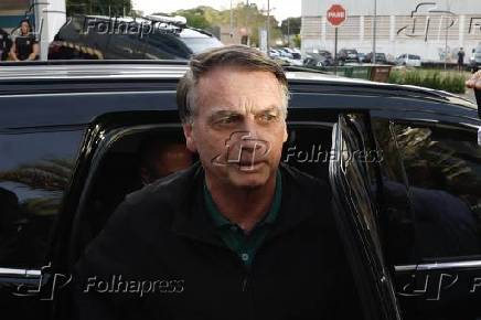 O ex-presidente Jair Bolsonaro fala com a imprensa após prestar depoimento na PF