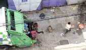 Busca por comida no caminhão de lixo na cidade do rio de janeiro