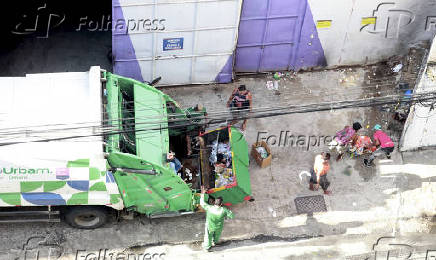 Busca por comida no caminhão de lixo na cidade do rio de janeiro
