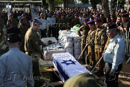 People mourn Israeli soldier Staff Sergeant Lior Steinberg, in Petah Tikva
