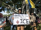 Miles de vecinos de Donald Trump van a su casa de Mar-a-Lago a gritarle: 'No Kings'