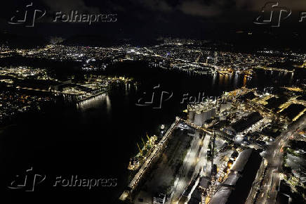 Vista Noturna do Porto de Santos
