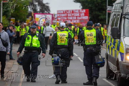 Protest against far-right campaigners targeting migrants in Epping