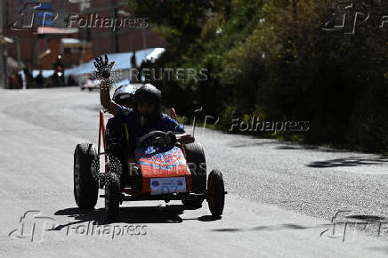 Bolivians compete with motorless cars, in La Paz