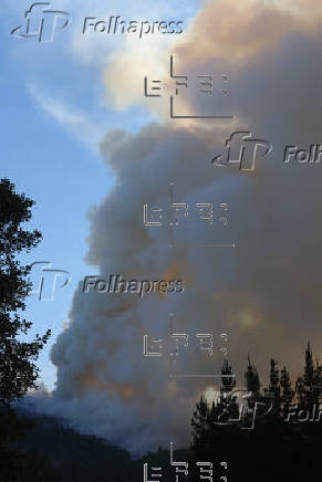 Tres fuegos activos en Galicia, donde preocupa el de A Pobra do Brollón (Lugo)