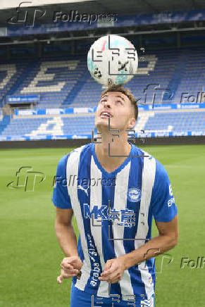 Presentación de Jon Pacheco como jugador del Deportivo Alavés