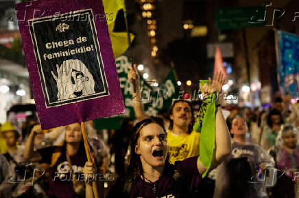 Movimentos sociais e estudantes se reunem na Avenida Paulista em ato pelo dia das Mulheres