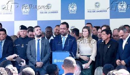 Governador do rio, claudio castro entrega carros para policia militar do estado