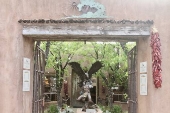 Obras de arte de santa fe trails expostas em frente à galeria.