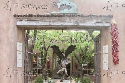 Obras de arte de santa fe trails expostas em frente à galeria.