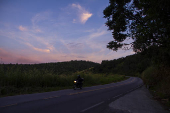 Céu azul, com nuvens de nuances alaranjadas, no penúltimo dia do outono
