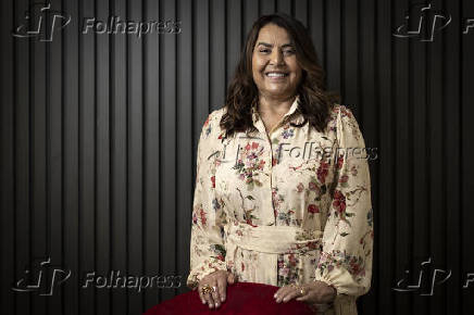 Fundadora da Sodiê Doces posa com nova linha de chocolates