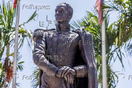 Simon Bolivar bronze statue