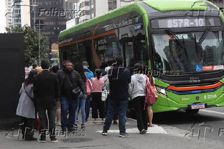 Pedestres caminham pela Av. Paulista