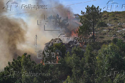 Un nuevo incendio en Ponteceso (A Coruña) obliga a desalojos y a cortar una carretera