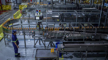 Linha de produção em fábrica da Ambev em Jaguariúna (SP)
