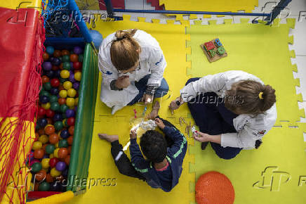 Criança com autismo recebe atendimento no SUS