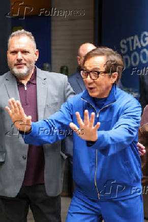 Jackie Chan é visto na região da Times Square na cidade de Nova York