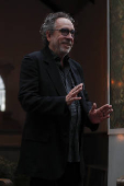 Tim Burton emerge del panteón más grande de México con clase magistral para aficionados