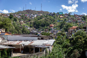 Vista de área com habitações em encosta em Teresópolis, no Rio