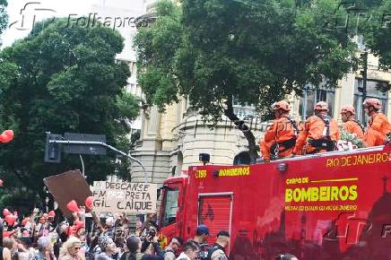 O corpo da cantora Preta Gil, saindo do Theatro Municipal, em cortejo no carro do corpo de bombeiros