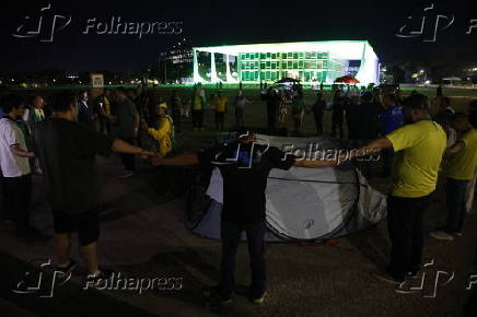 Os deputados Helio Lopes e Coronel Crisóstomo acampam em frente ao STF