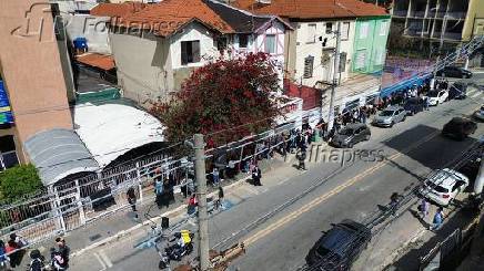 Traabalhandores fazem fila no Sindica da Saúde em São Paulo