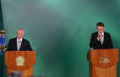 Jair Bolsonaro e Michel Temer fazem pronunciamento após reunião 