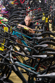 José Scattone em bicicletaria no Brás que pertence a sua família, há cem anos no ramo;