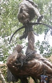 Obras de arte de santa fe trails expostas em frente à galeria.