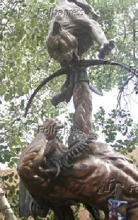 Obras de arte de santa fe trails expostas em frente à galeria.