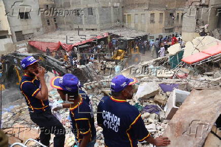 Residential building collapses in Karachi