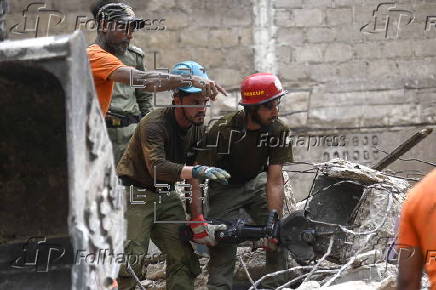 Residential building collapses in Karachi