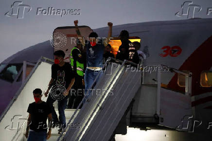Venezuelans migrants detained in El Salvador arrive to Venezuela