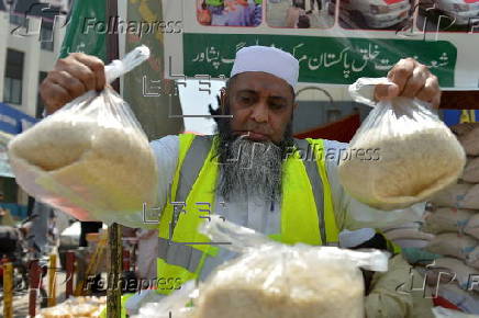 Voluntarios preparan alimentos para afectados inundaciones en Peshawar