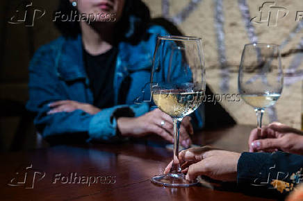 Clientes tomam vinho em bar da região do Bixiga