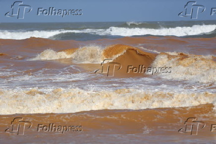Praia de Regência, em Linhares (ES), recebe lama de Mariana (MG)