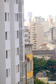 Pintor trabalhando em edifício no centro de São Paulo (SP)