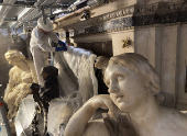 La basílica vaticana alumbra mejor su necrópolis y las tumbas de sus papas 