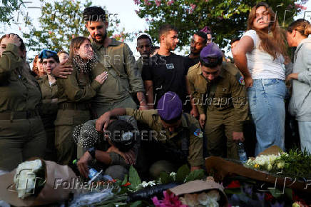 People mourn Israeli soldier Staff Sergeant Lior Steinberg, in Petah Tikva