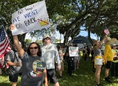Miles de vecinos de Donald Trump van a su casa de Mar-a-Lago a gritarle: 'No Kings'