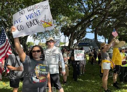Miles de vecinos de Donald Trump van a su casa de Mar-a-Lago a gritarle: 'No Kings'