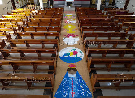 Tradicionais tapetes de Corpus Christi, feitos no corredor da igreja Santo André Apóstolo