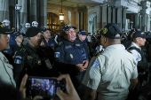 Desalojan en Guatemala a varios maestros que protestaban frente al Palacio Nacional