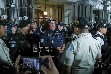 Desalojan en Guatemala a varios maestros que protestaban frente al Palacio Nacional
